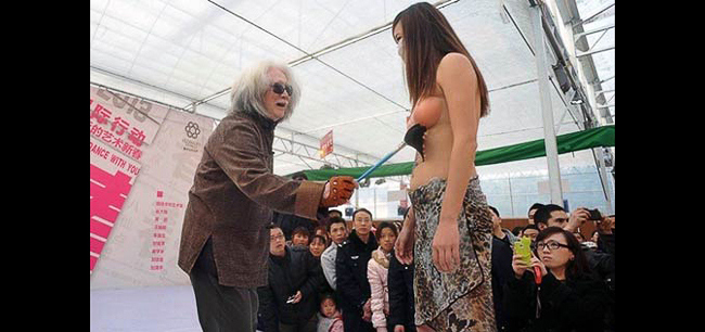 Hay như mới đây, ngày 26/1/2013 vừa qua, tại khu Trung tâm Thế giới hoa mộc, thành phố Trùng Khánh đã diễn ra cuộc so tài của 8 họa sĩ cao tuổi, đều là những nghệ nhân thi vẽ trên cơ thể 16 cô người mẫu thân hình nóng bỏng, ăn mặc mát mẻ.